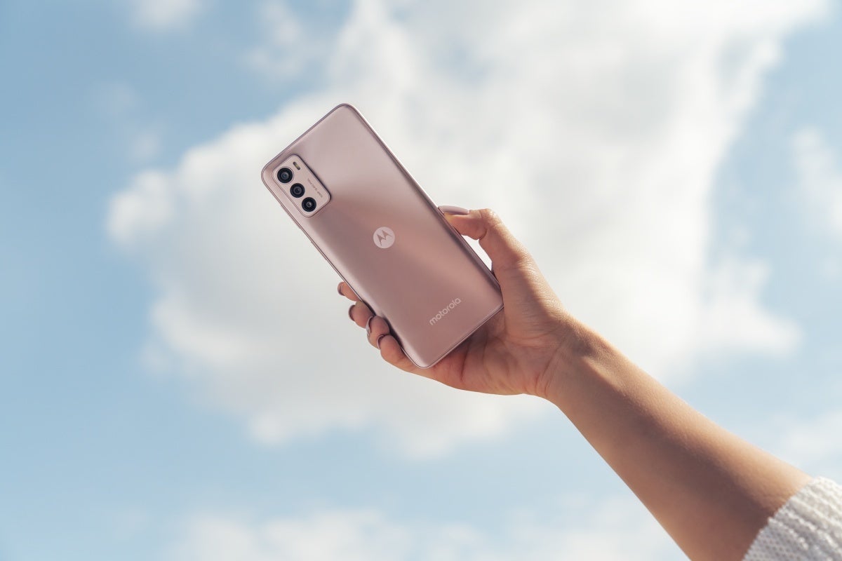 Motorola unveils another two interesting mid-range phones with decent specs