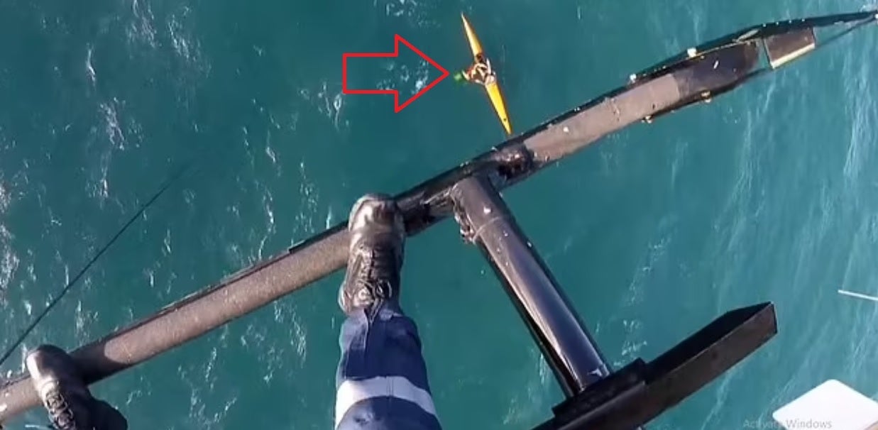 Panah menunjukkan kayak didorong ke laut.  Pria di dalam menavigasi kapal harus mengandalkan Apple Watch-nya untuk diselamatkan - Apple Watch membantu menyelamatkan nyawa seorang pria yang tersapu ke laut dengan kayak