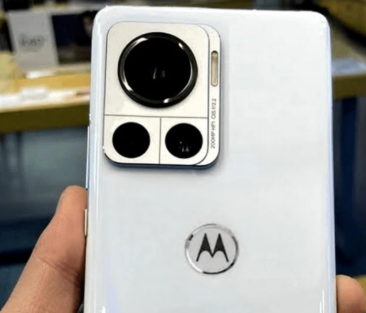 Susunan kamera belakang pada Moto X30 Pro, alias Moto Edge 30 Ultra, berbobot 200MP - Bocoran harga untuk Moto X30 Pro versi Eropa (alias Motorola Edge 30 Ultra)