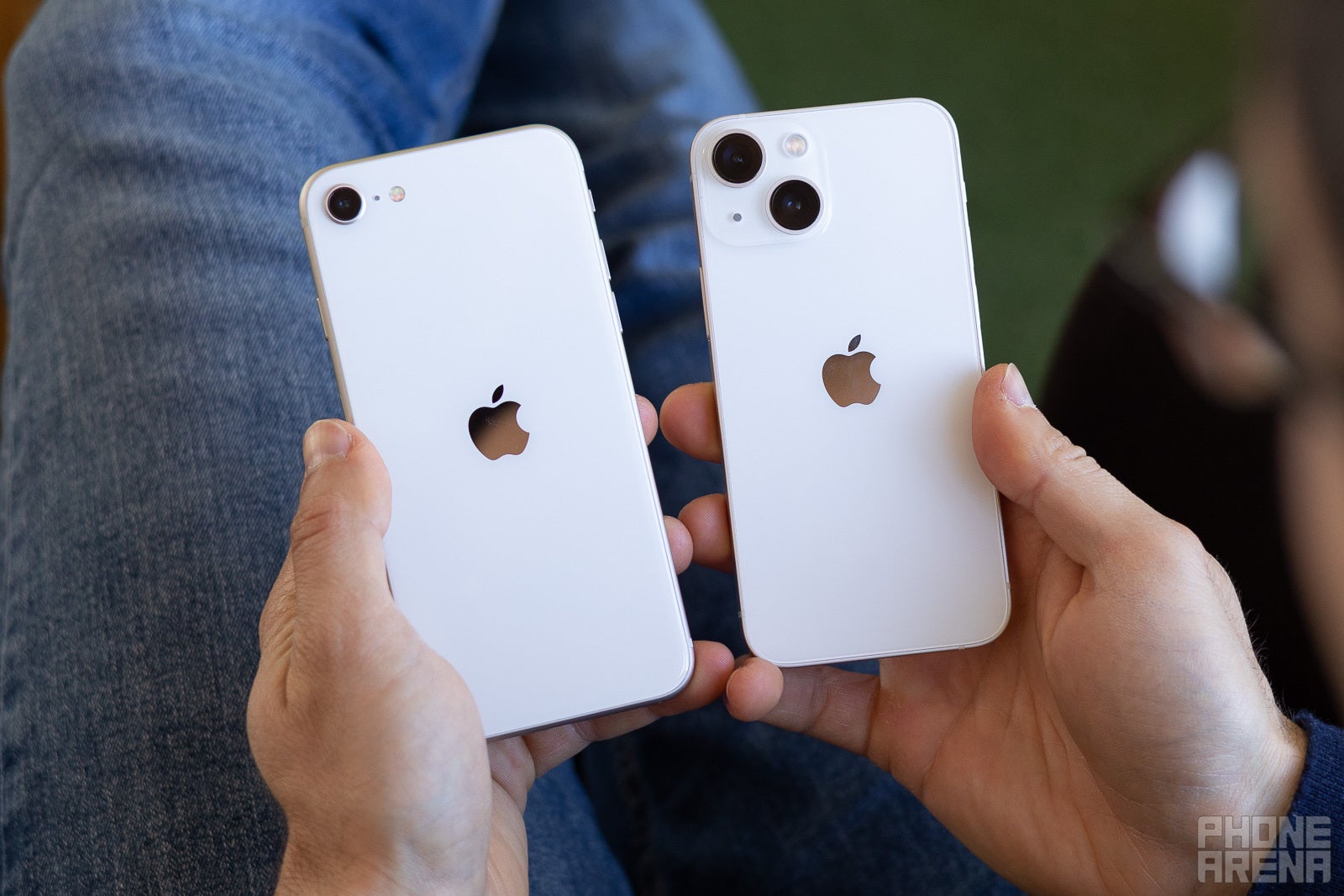 Left - iPhone SE 3rd gen; Right - iPhone 13 mini - Prediction: the iPhone mini is not dead, it will rise from the ashes