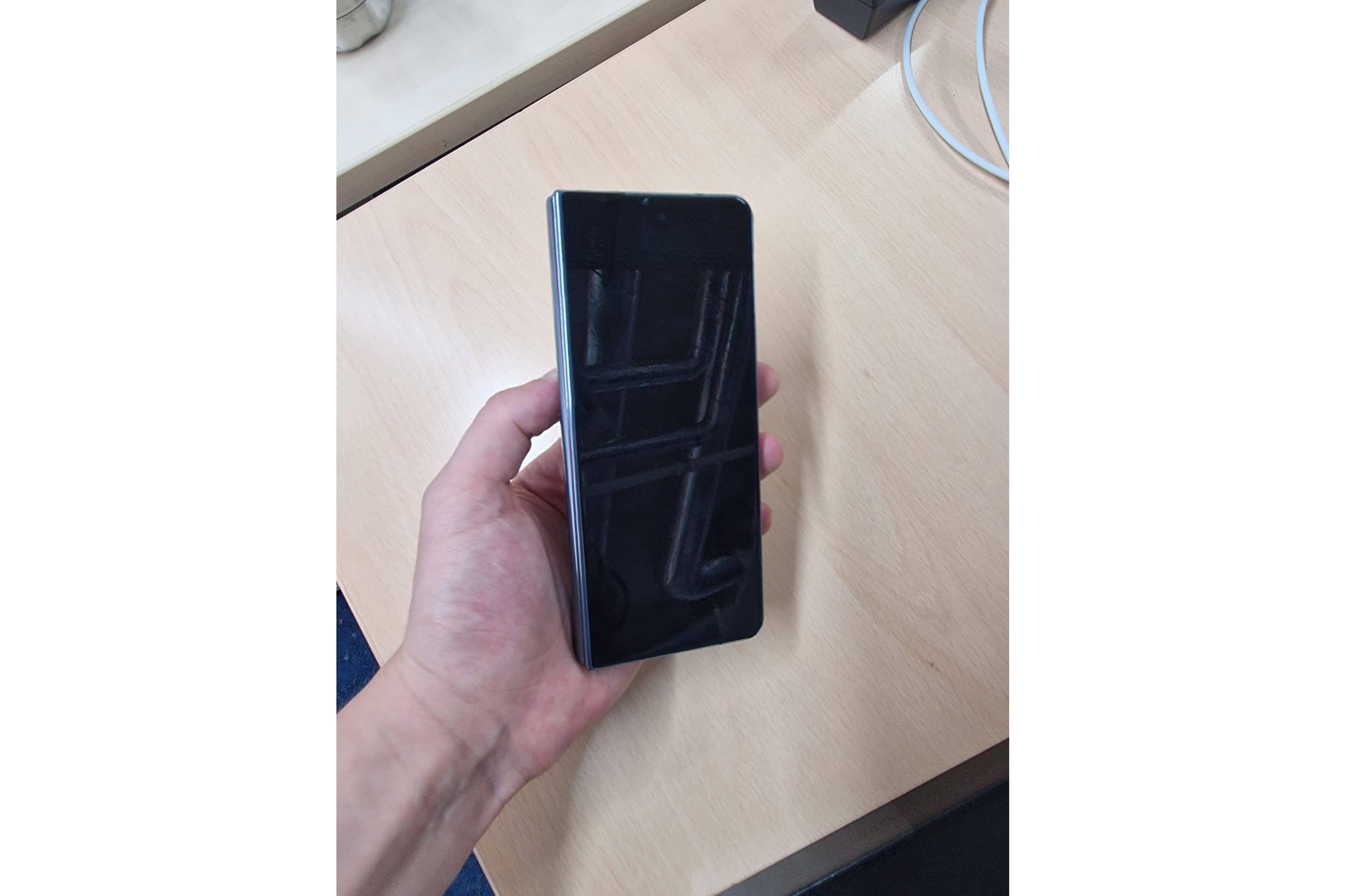 Leaked Galaxy Flip 4 image - Unpacked before Unpacked? Galaxy Z Fold 4 and Flip 4 real-world images leaked