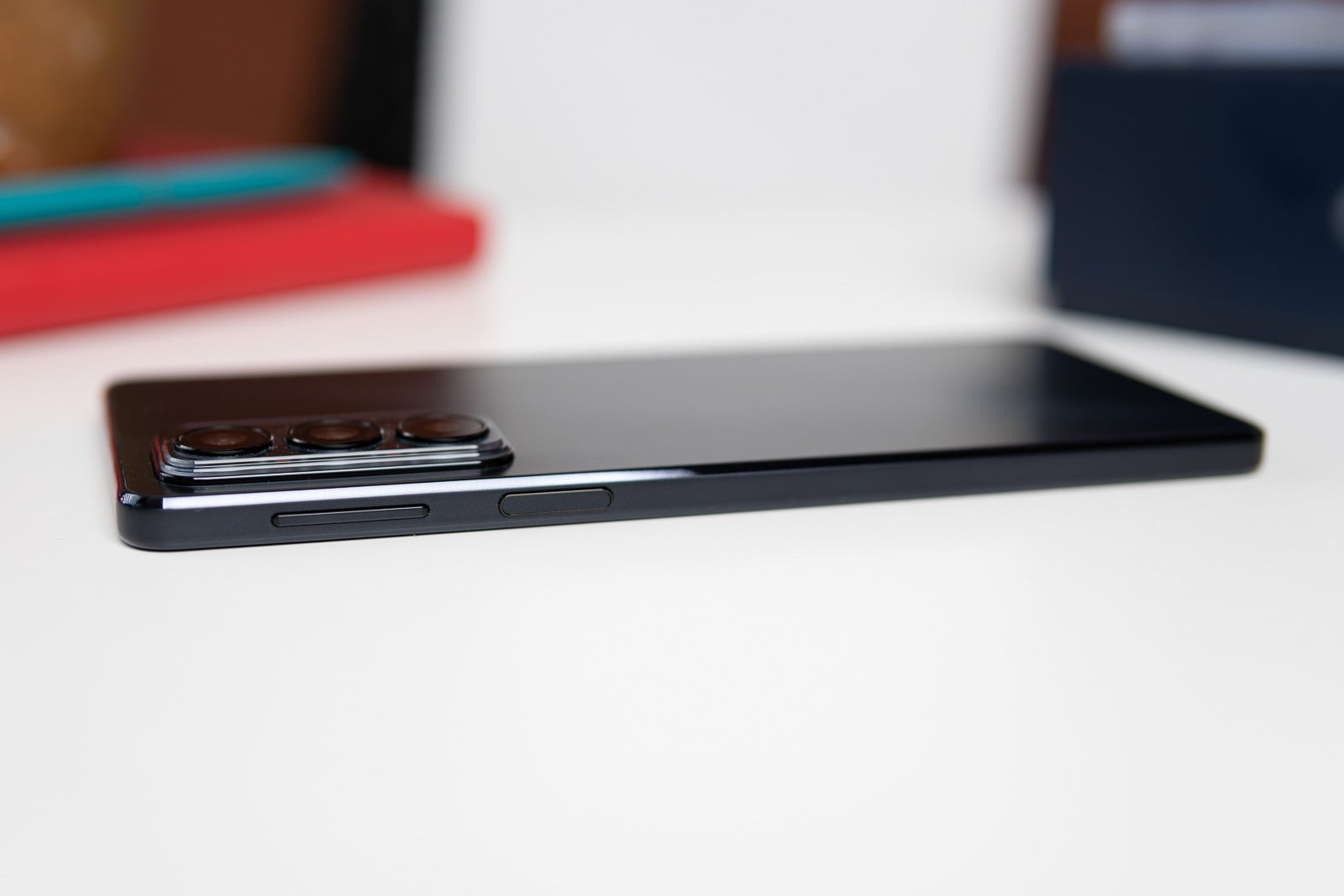 The slim and elegant Edge 20 and Edge 20 Pro never reached US consumers. - Is Motorola afraid of competing with Samsung and Apple? The confusing tale of how not to make a flagship