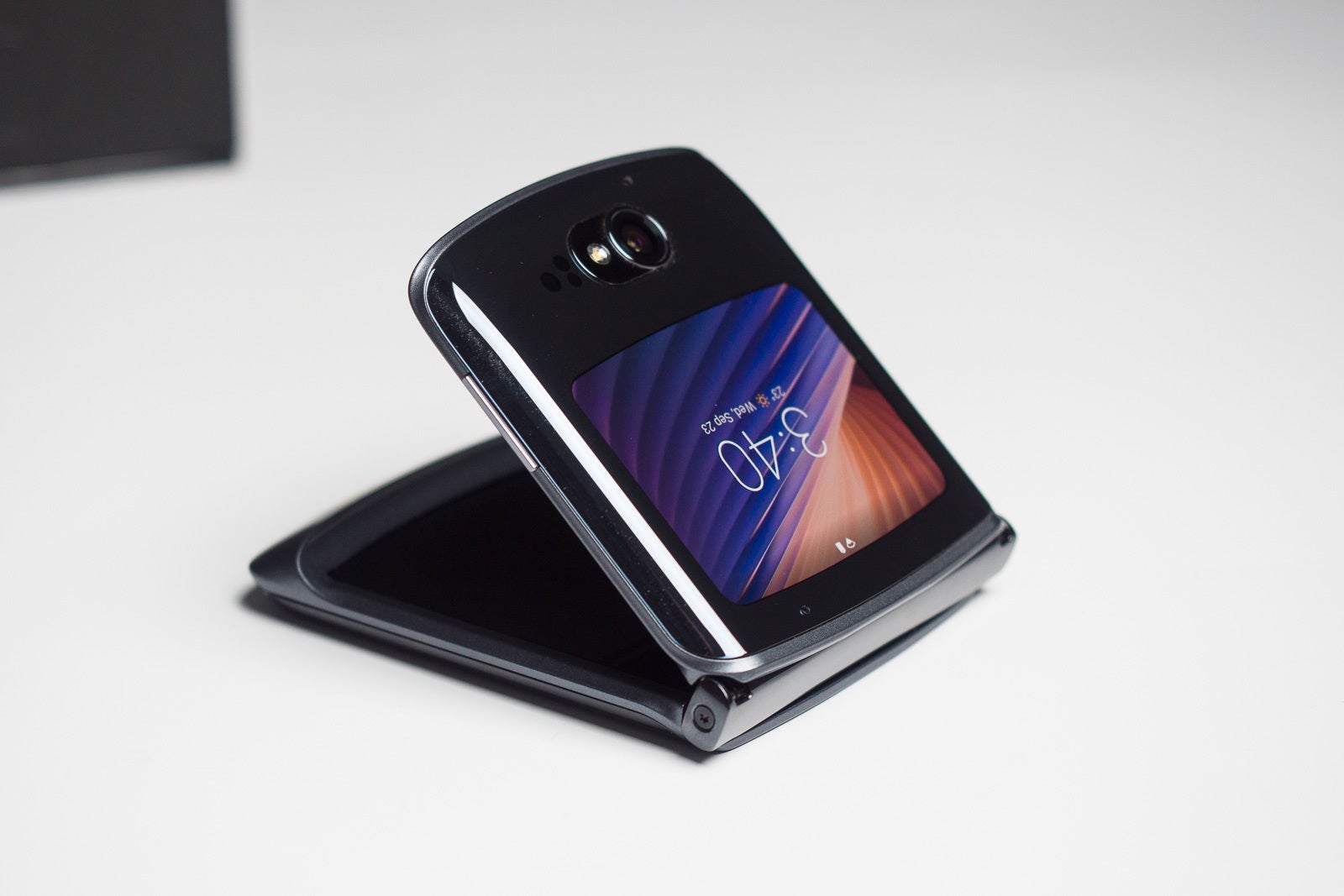 Even nostalgia couldn&#039;t translate into sales in the premium segment for Motorola. - Is Motorola afraid of competing with Samsung and Apple? The confusing tale of how not to make a flagship