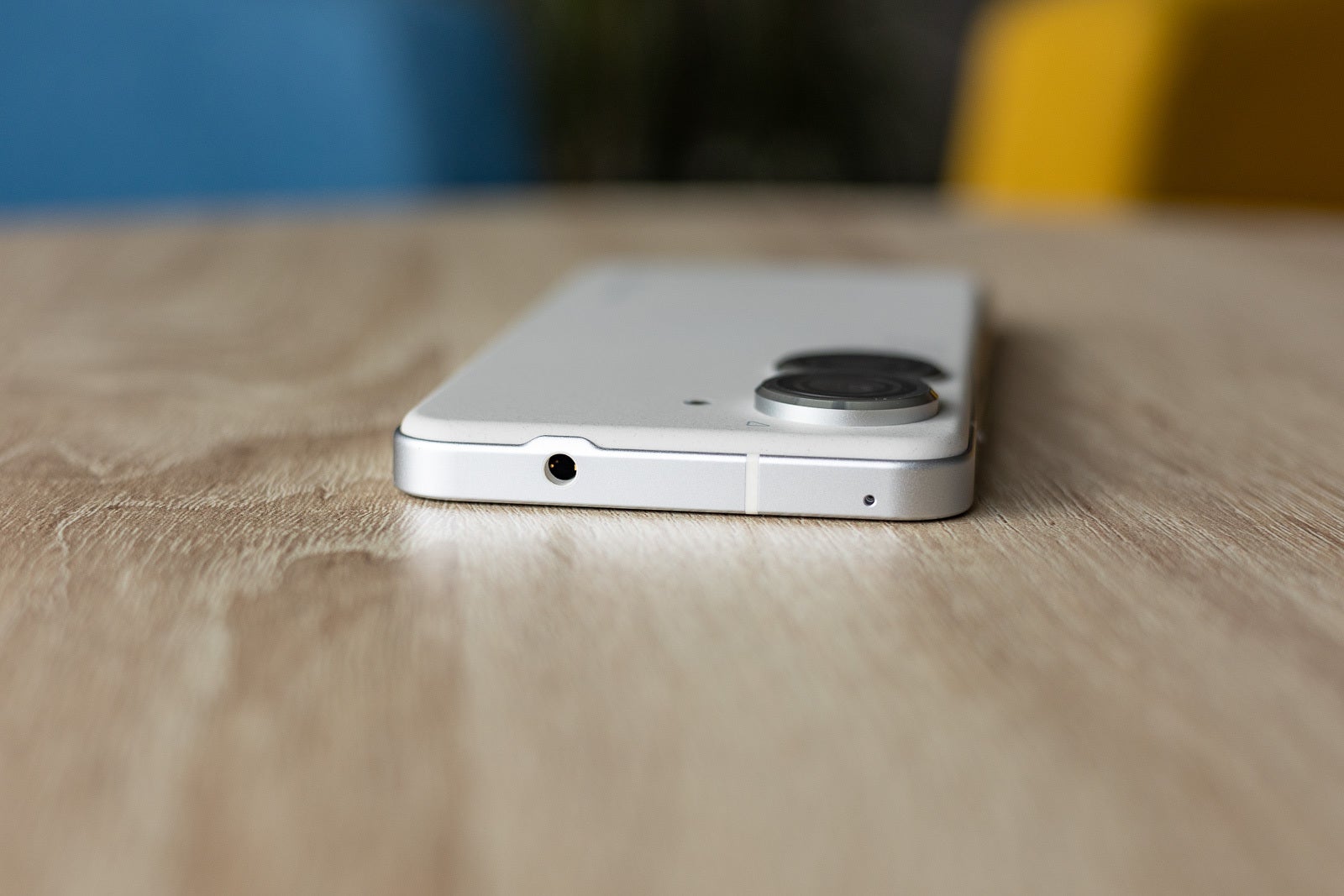 (تصویر اعتبار - PhoneArena) Zenfone 9 ثابت می کند که می توانید عمر باتری عالی و جک هدفون داشته باشید - این تلفن ساده و بی تکلف جدید ریاکاری پرچمداران مدرن آیفون و گلکسی را برملا می کند.