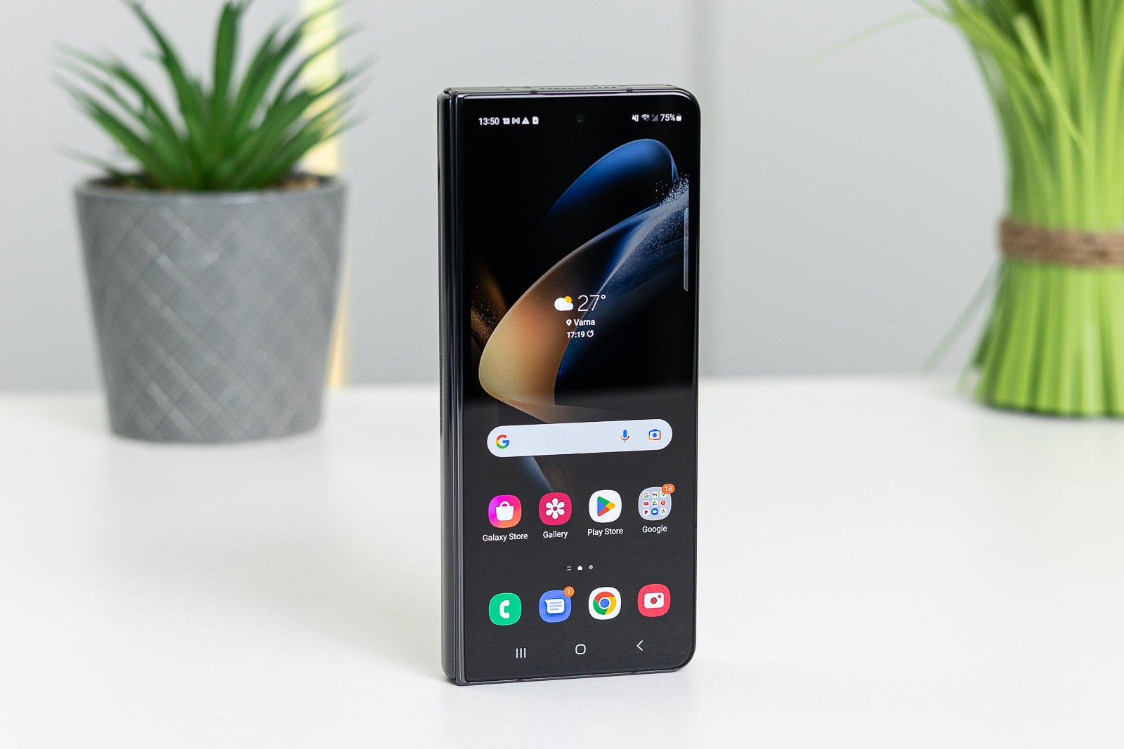 Galaxy Z Fold 4 and iPhone 14: The most interesting and most boring phone of 2022? Why boring sells