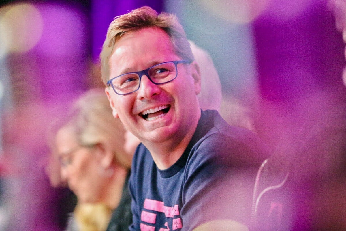 CEO T-Mobile Mike Sievert - T-Mobile untuk meningkatkan cakupan 5G setelah memenangkan lebih banyak spektrum 2.5GHz di FCC Auction 108