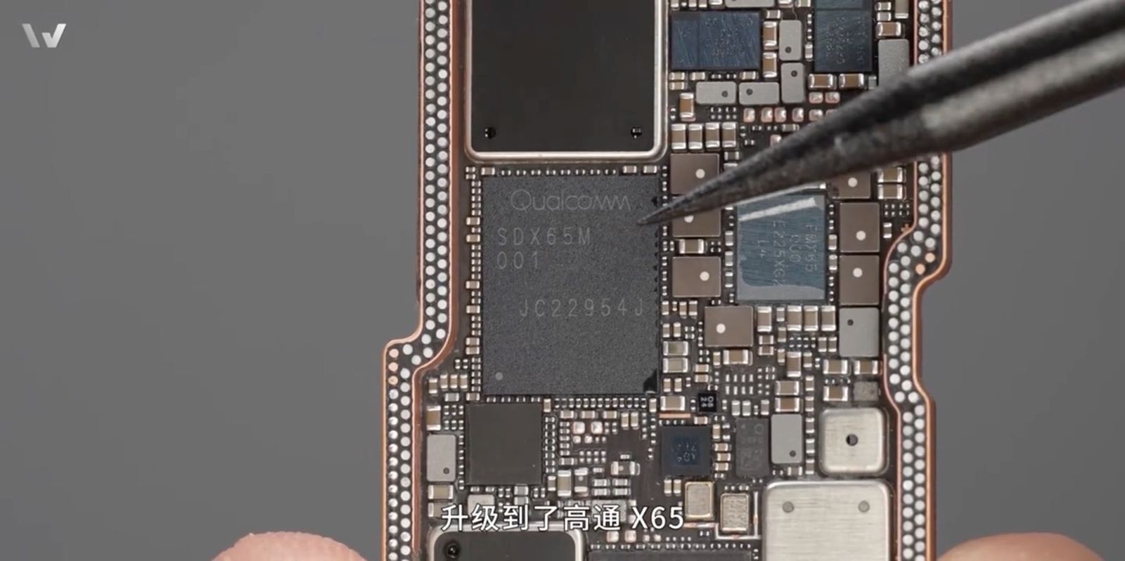 iPhone 14 Pro 내부 스크린 샷은 Qualcomm의 X65 모뎀을 확인합니다. iPhone 14 Pro는 새로운 모뎀 덕분에 5G 속도를 크게 향상시킵니다.