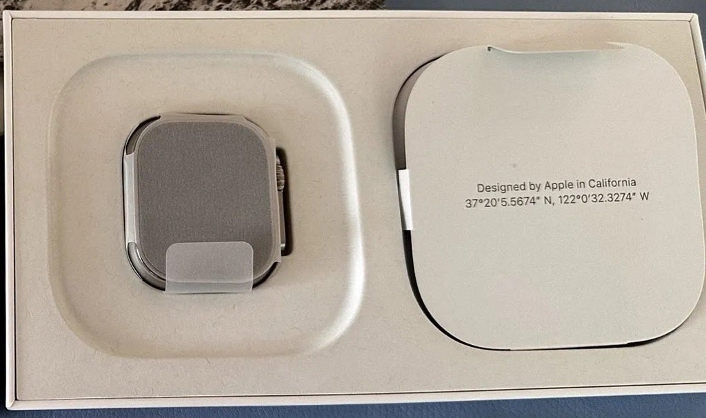 O interior da caixa em que o Apple Watch Ultra veio - Lucky AT&T cliente recebe seu Apple Watch Ultra mais cedo