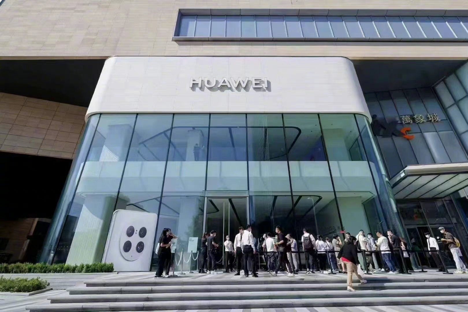 Antrean panjang di Cina menyambut seri Mate 50 yang terjual habis - Antrean panjang, permintaan besar menyambut seri Huawei Mate 50 yang sekarang terjual habis