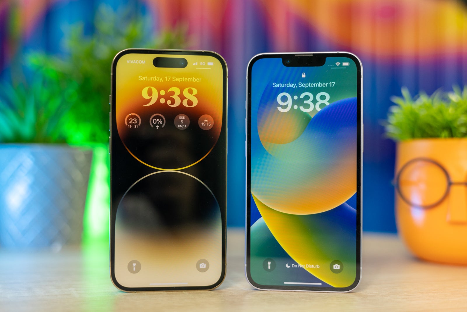 The iPhone 14 Pro on the left with the iPhone 14 on the right - Apple iPhone 14 Pro and Pro Max users on Verizon experience 5G connectivity bug