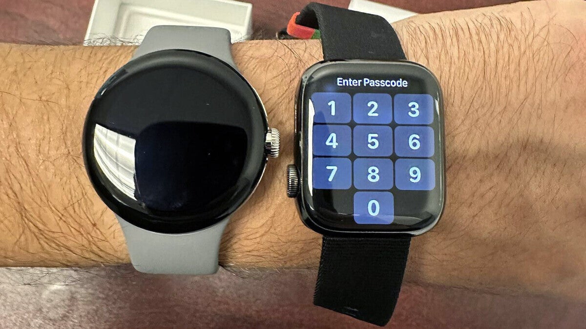 Foto de uma unidade de demonstração do Google Pixel Watch ao lado de um Apple Watch - Google Pixel Watch: o anti-Apple Watch que eu estava esperando?  Um novo padrão para usuários do Android?