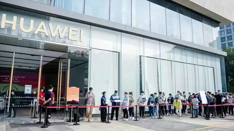 Antrean panjang menyambut seri Huawei Mate 50 pada hari ponsel itu dirilis - Bagaimana Huawei berencana untuk mengatasi larangan chip AS