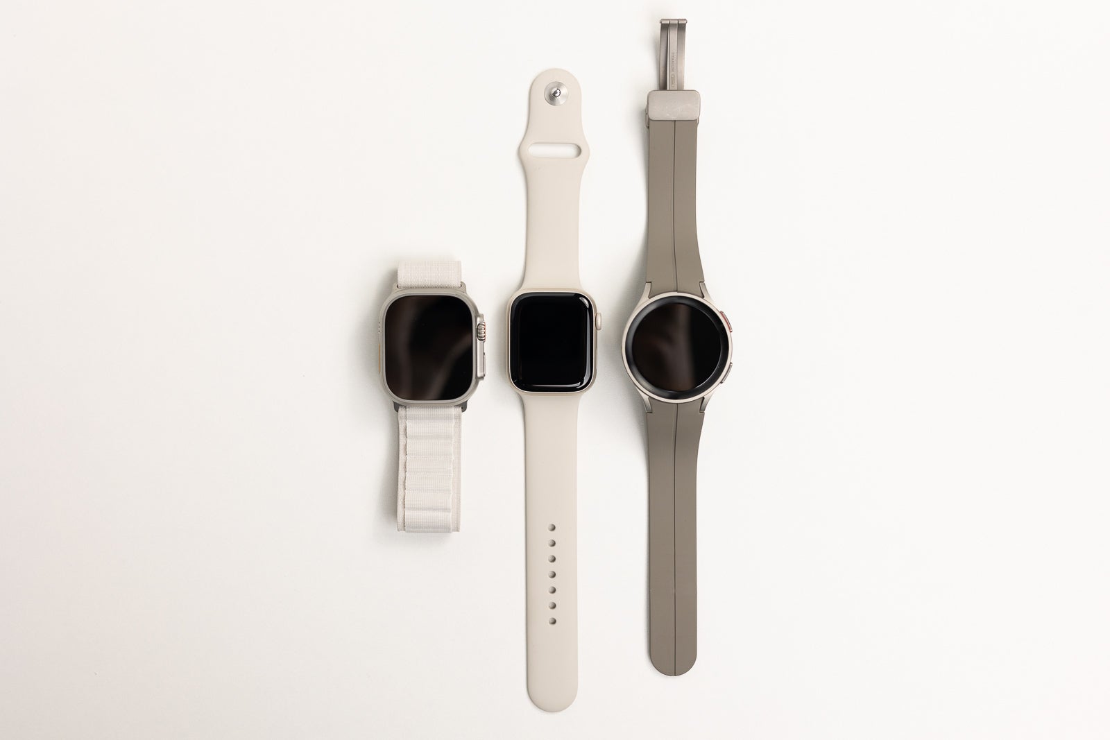 Apple Watch Ultra vs Apple Watch Series 8 vs Samsung Galaxy Watch 5 Pro comparaison de la taille avec les bandes - Comparaison de la taille de l'Apple Watch Ultra