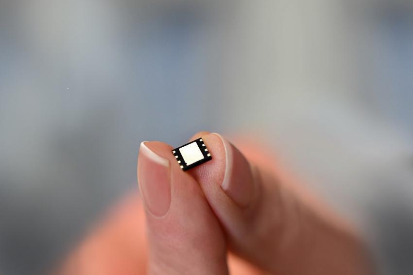 Example of an eSIM chip - Apple admits to SIM bug on iPhone 14 line