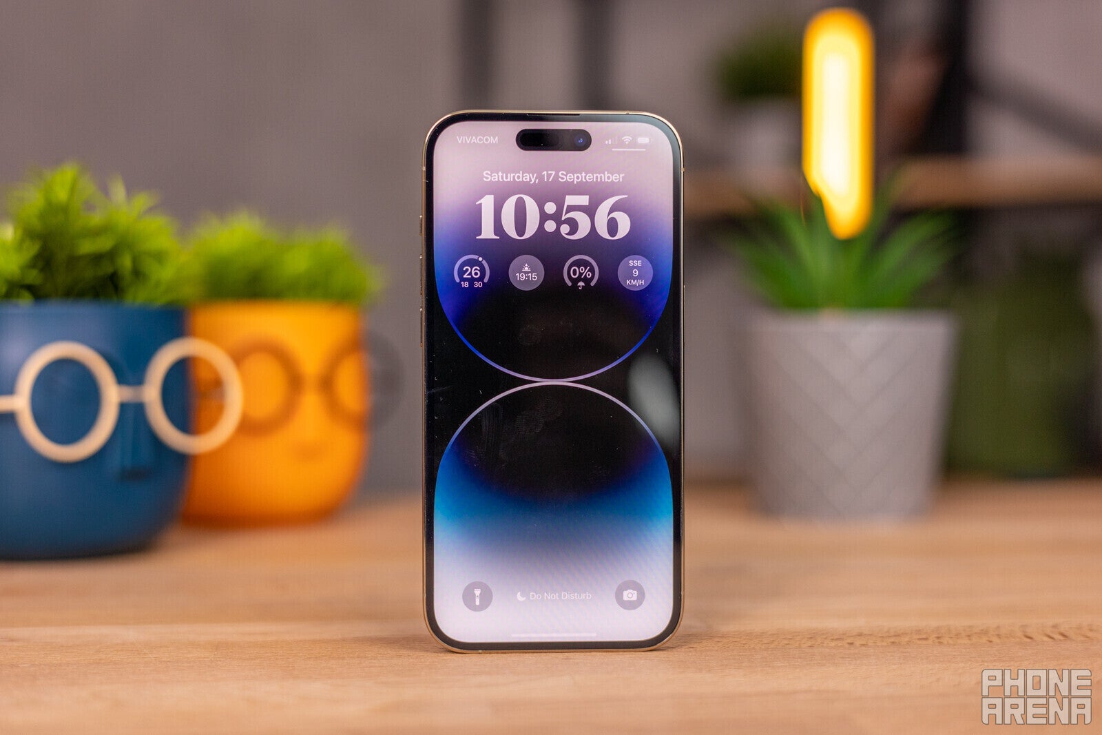 It might seem like the screen is just on, but this is actually Apple&#039;s new always-on display feature in action - iPhone 14 and 15: Apple is finally conforming with the competition (against its will), and I&#039;m all for it