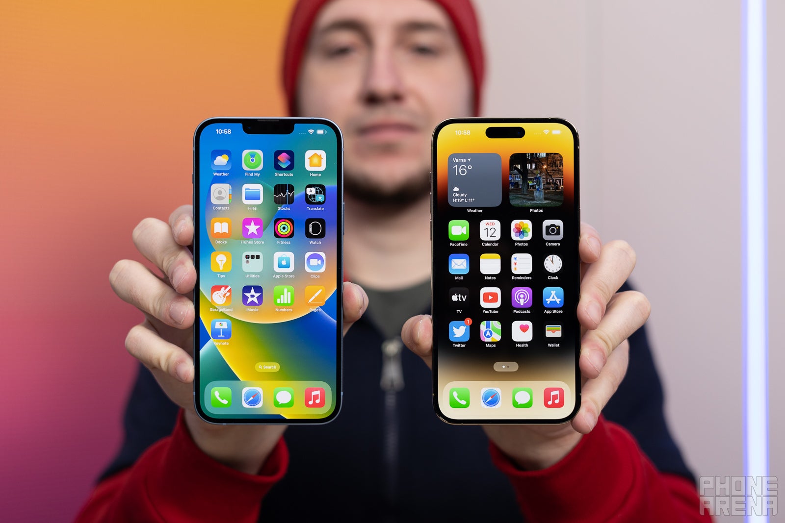 iPhone 14 Plus (left), which keeps the old notched design, next to iPhone 14 Pro Max (right) and its new Dynamic Island - iPhone 14 and 15: Apple is finally conforming with the competition (against its will), and I'm all for it