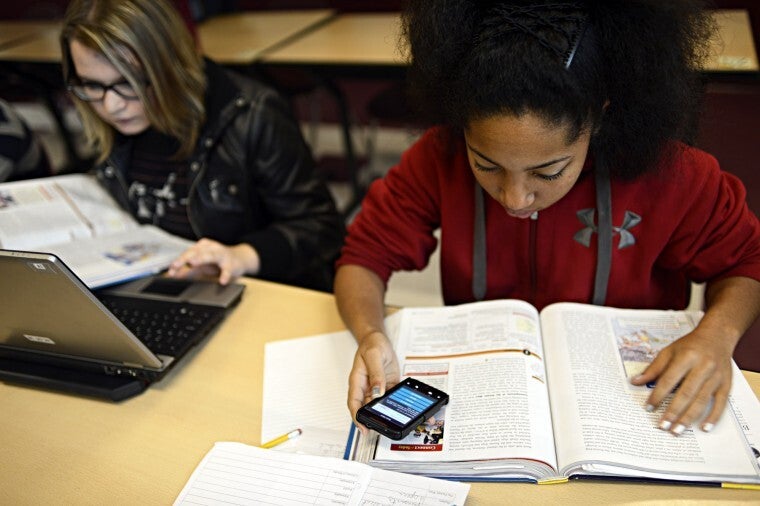 Las escuelas prohíben a los estudiantes llevar teléfonos celulares durante el día.  La mayoría de los padres no están contentos con esto: las escuelas y los padres luchan para prohibir el uso de teléfonos celulares a los estudiantes