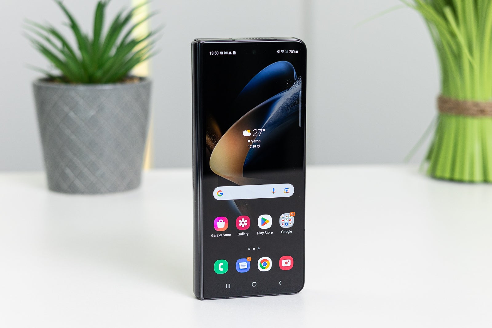 Galaxy Z Fold 4, closed - Galaxy Z Fold 5: Why the swiss army knife of phones will finally deserve your purchase next year (and why it won't)