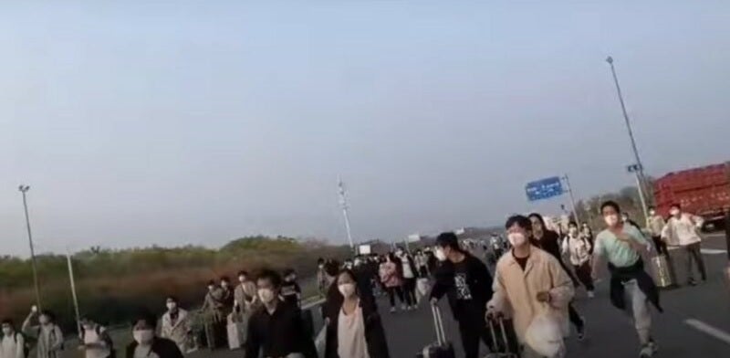 Screenshot from video shows Foxconn workers in Zhengzhou leaving the plant's campus - Worried about iPhone 14 Pro shortages for Christmas, Foxconn comes up with a Hail Mary play