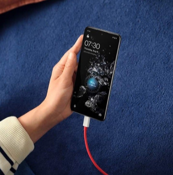 OnePlus 10T में उत्तरी अमेरिका में 125W चार्जिंग की सुविधा है - अधिकांश अमेरिकी अभी भी अपने फोन को हर दिन दो या अधिक बार चार्ज करते हैं
