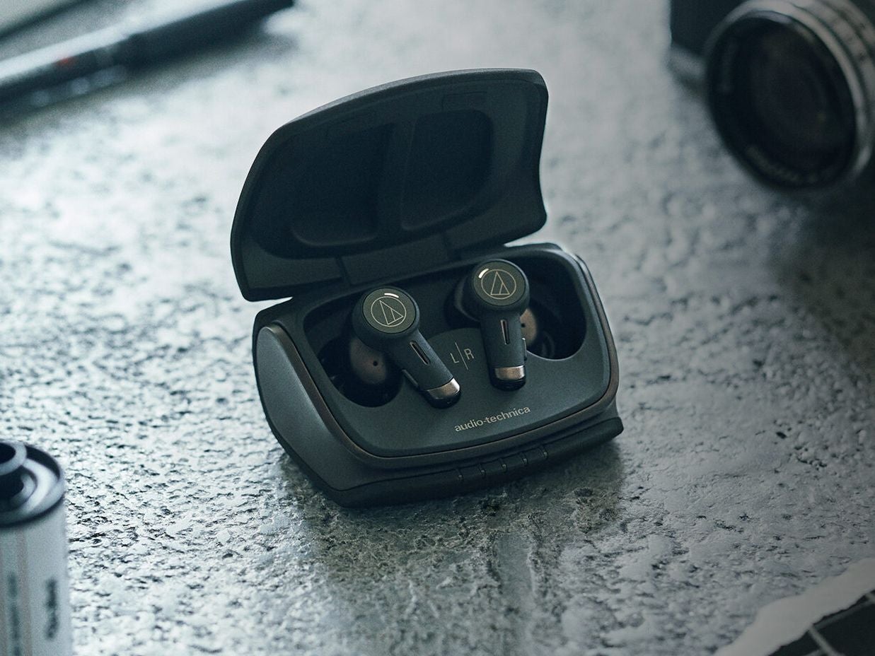 Earbud baru Audio-Technica mencapai tampilan premium dengan trim perunggu minimal yang bergaya.  - Earbud terbaru Audio-Technica dipersenjatai dengan lampu UV Anti-Bakteri