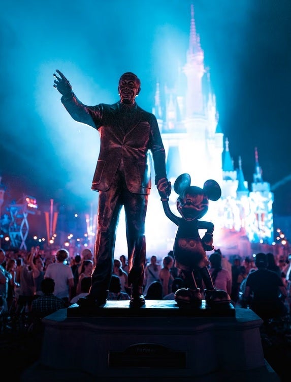 This statue could have been changed with Steve Jobs replacing Mickey Mouse - Rumors Apple-Disney merger was addressed by the return of Disney CEO Bob Iger