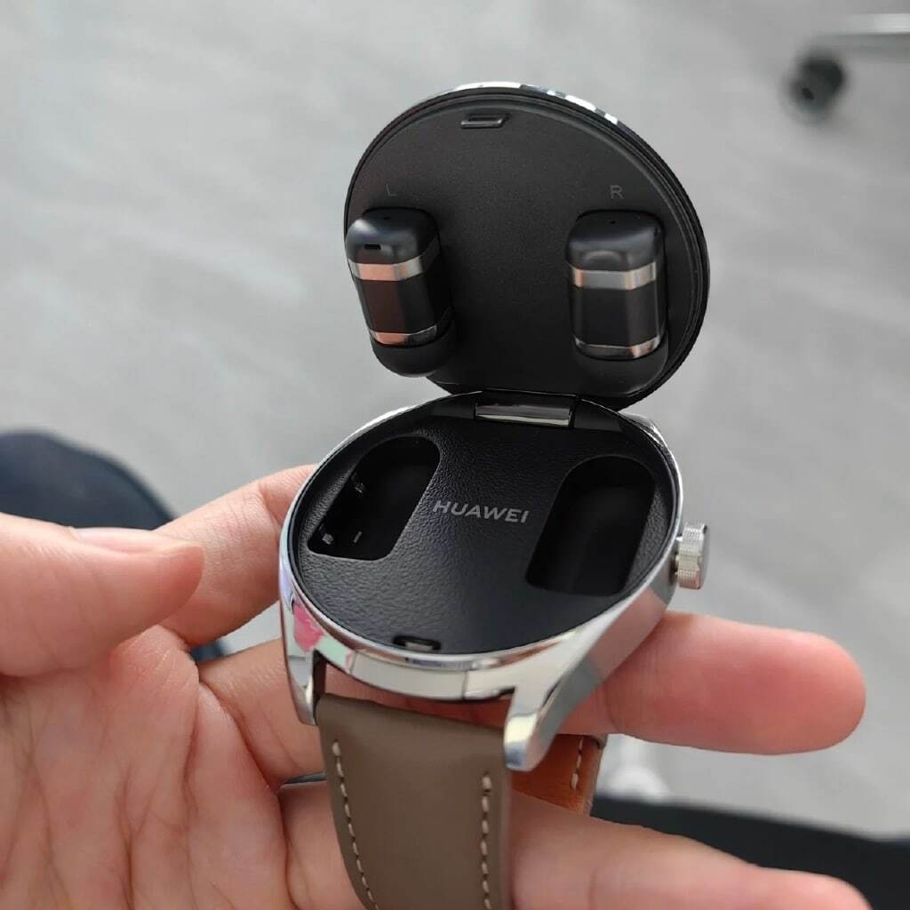 Di bagian bawah tombol arloji Anda akan menemukan sepasang earbud Bluetooth nirkabel.  Kredit gambar-Huawei Central - Jam tangan pintar baru Huawei menyembunyikan sepasang earbud Bluetooth nirkabel sejati di dalamnya