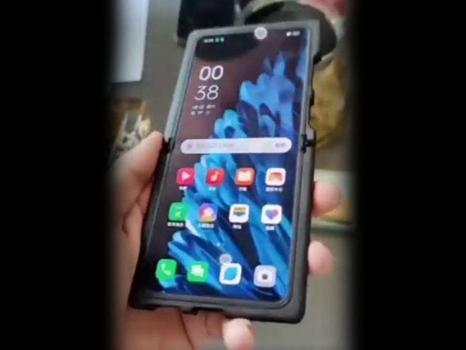 Footage from the leaked video, featuring the Find N2 Flip. - Inno Day 2022 set for next week, when Oppo will unveil its latest foldable smartphones