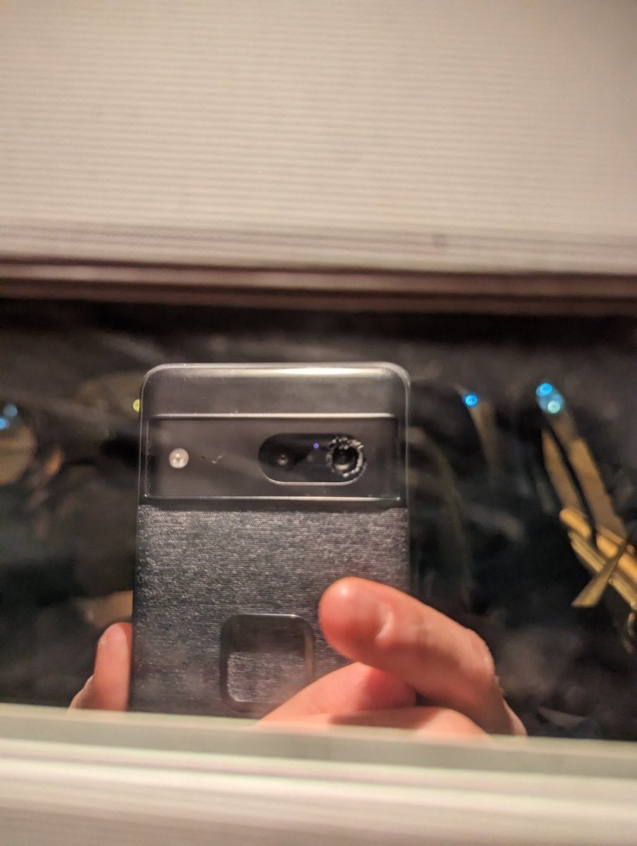 Le propriétaire du Pixel 7 trouve le verre cassé sur la barre de caméra arrière de ce téléphone - Certains utilisateurs de Pixel 7 trouvent que le verre de leur barre de caméra arrière se brise au hasard