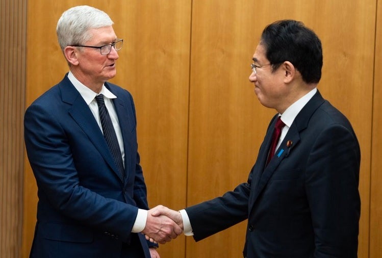 El director ejecutivo de Apple, Tim Cook, se reúne con el primer ministro japonés, Fumio Kishida - Hubo una razón por la que Tim Cook se jactó ante el primer ministro japonés de la inversión de 100 millones de dólares de Apple en el país