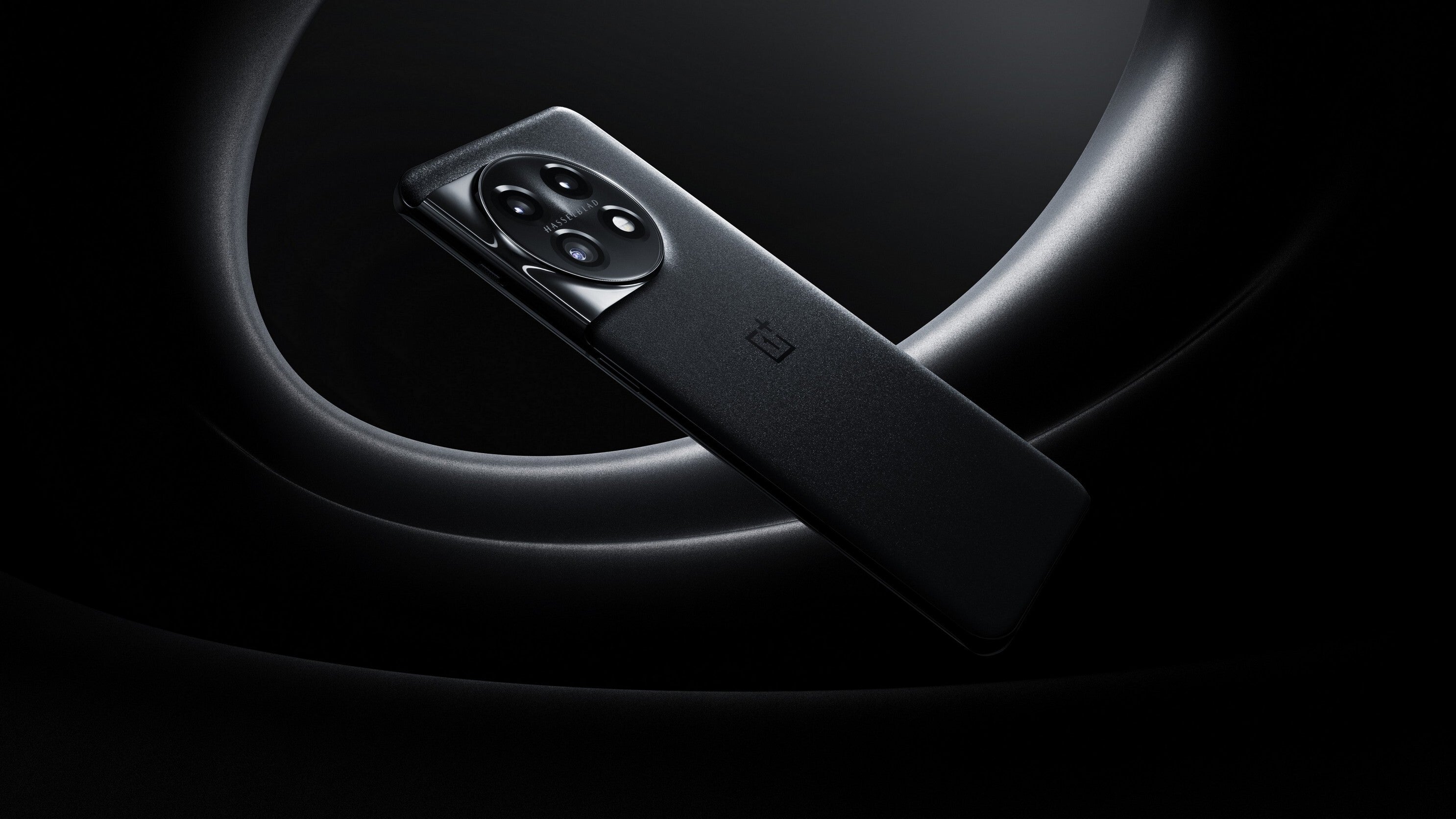 OnePlus-11---product---black-on-black-background.webp