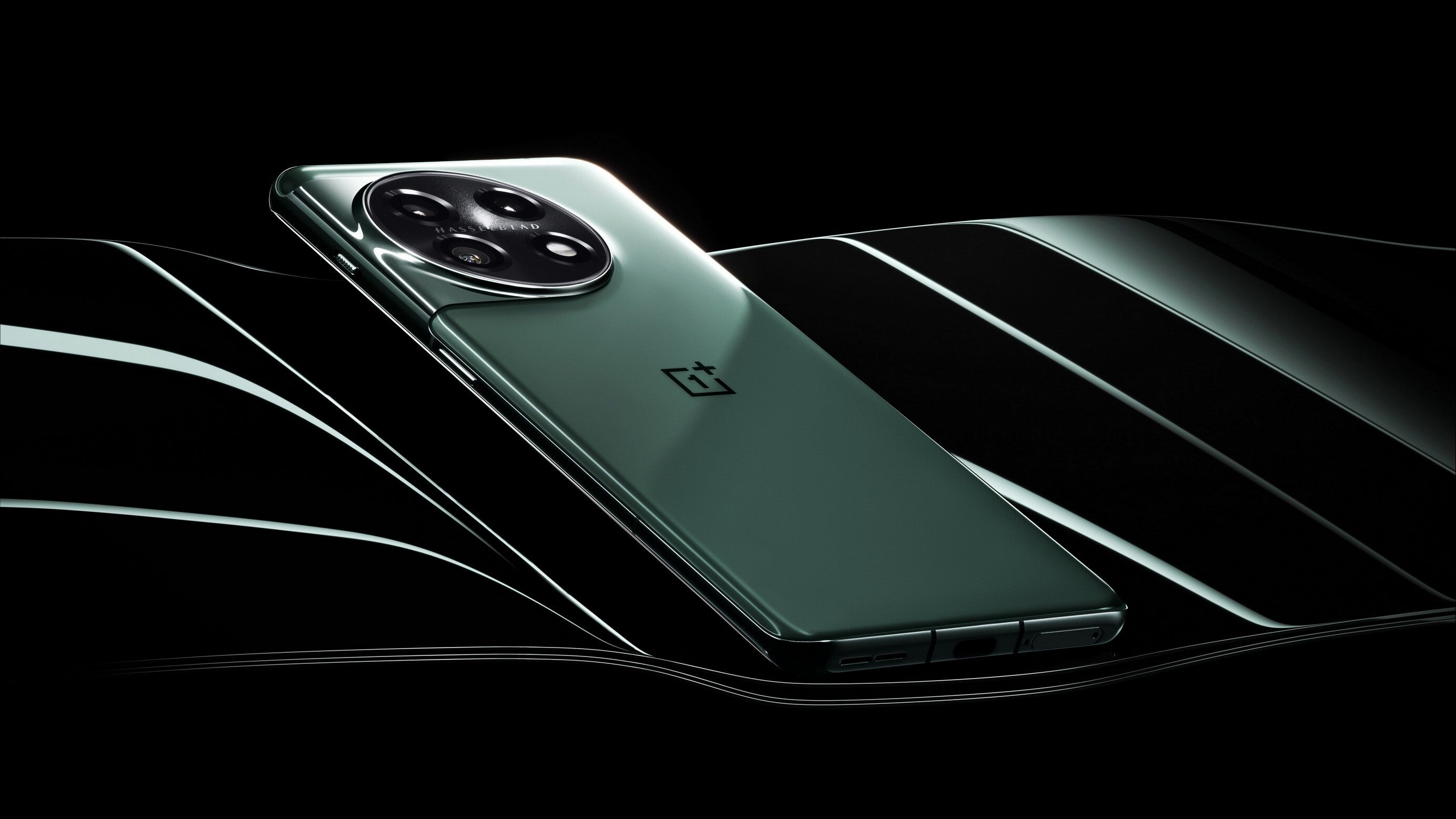 OnePlus-11---product---green-with-black-background.webp