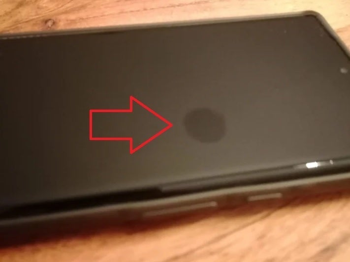 A mysterious round spot has surfaced on some Pixel 6 series models - Mysterious dark circles surface on some Pixel 6 series units