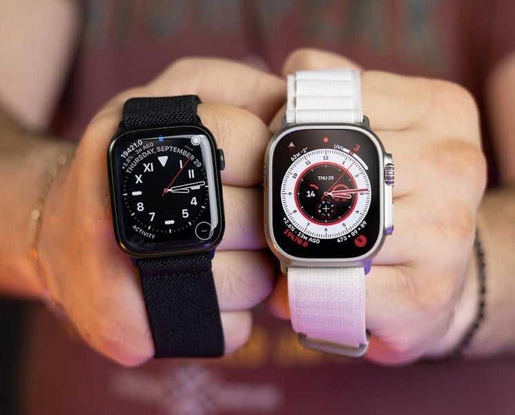 Apple Watch Ultra (kanan) akan menjadi produk Apple pertama yang mendapatkan layar mikro-LED - Layar mikro-LED iPhone, iPad, dan Mac mungkin ada di masa depan Apple
