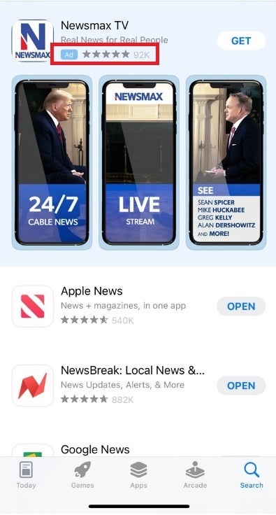 Aparece un anuncio contextual en este resultado de búsqueda de App Store para aplicaciones de noticias: a pesar de predicar la privacidad, Apple recopila sus datos para mostrar más anuncios en aplicaciones nativas