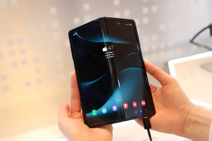 Image cred - Samsung Display, via TheVerge. - Samsung Display comes out with a new 360 degrees hinge prototype for folding phones