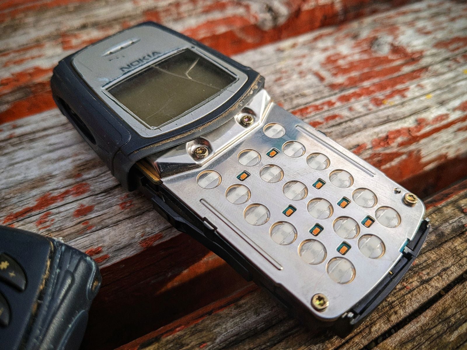 Taking the shell off was as easy as a squeeze, but despite that it didn't fall off on its own. - Nokia 3310 might have been indestructible, but my 5210 beat it by a long shot