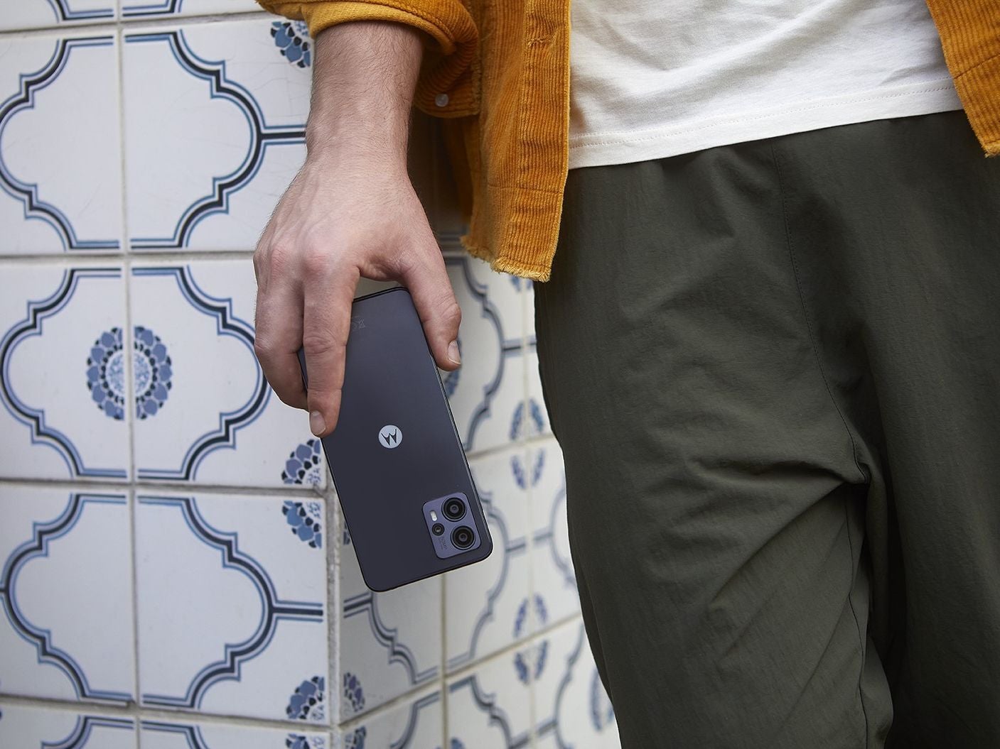 O Moto G23 em Matte Charcoal traz estilo ao minimalismo.  - Conheça o Moto G13 e o Moto G23: os celulares econômicos mais recentes da Motorola
