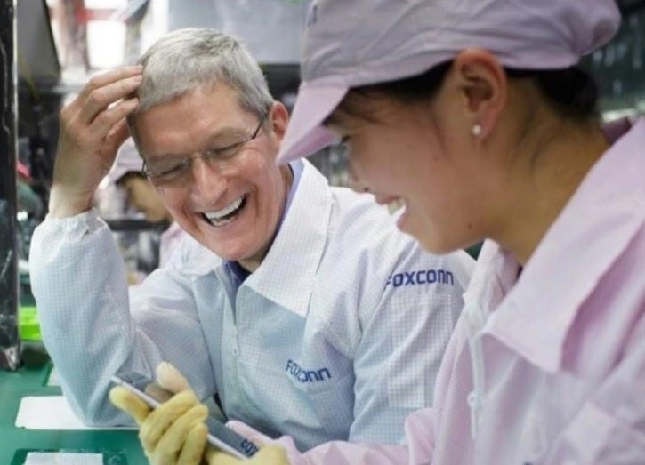 Apakah Foxconn baru saja mempekerjakan seorang pekerja lini perakitan yang terlihat familiar?  - Tindakan keras China merugikan Apple $6 miliar dalam penjualan iPhone pada kuartal terakhir