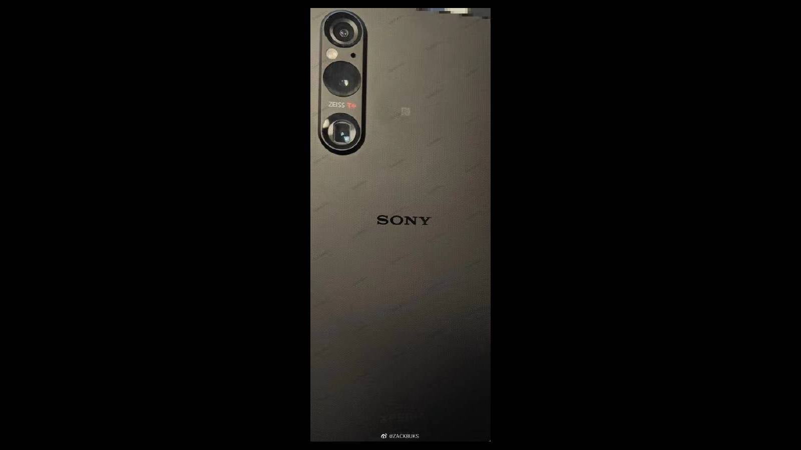 Fuite de l'image du Sony Xperia 1 V - La première image présumée du Sony Xperia 1 V montre une matrice de caméras remaniée