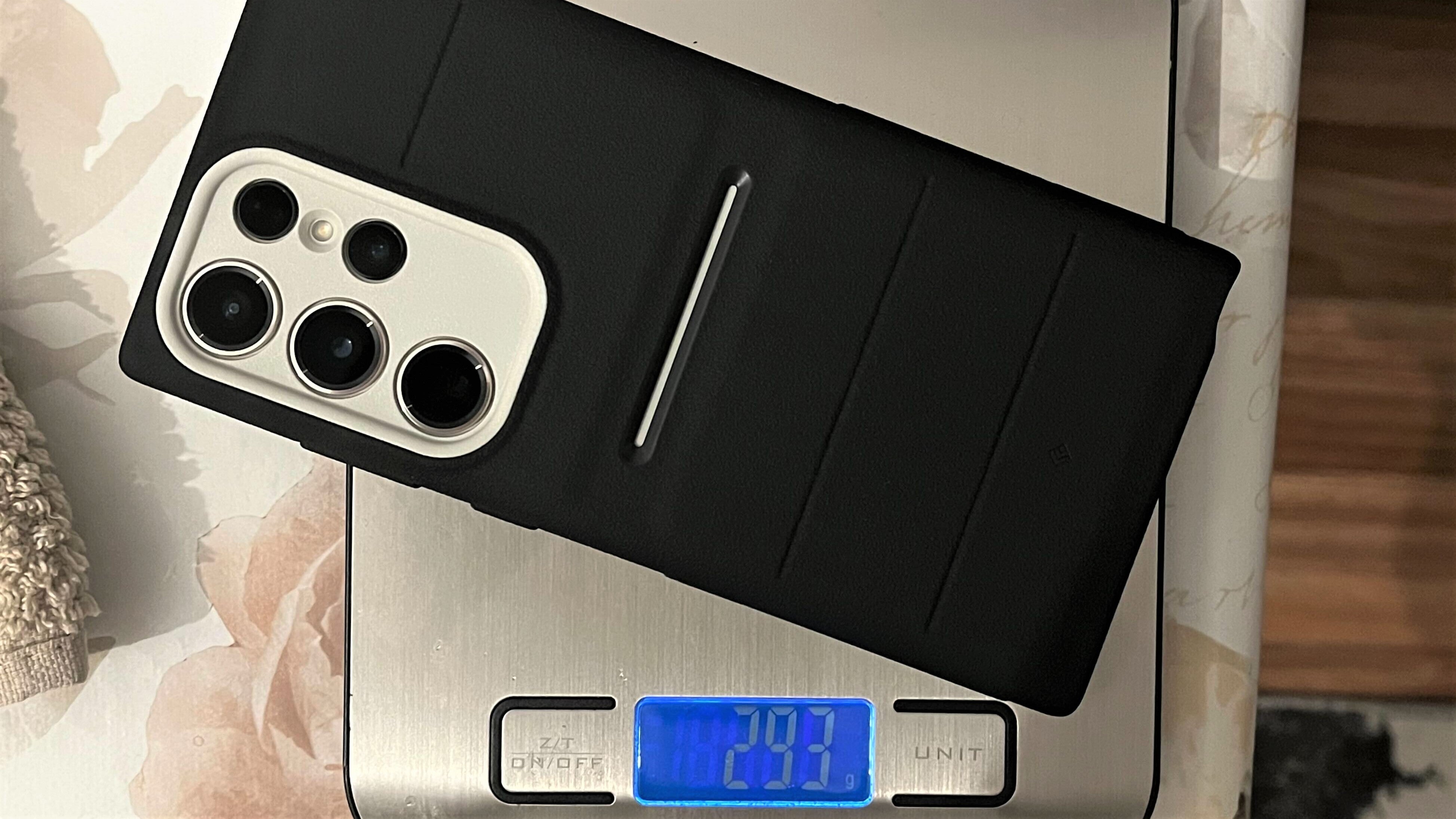 300g with a case and a screen protector, the S23 Ultra is one heavy phone. Kinda like the iPhone 14 Pro Max. - People react to Galaxy S23 Ultra: Glad I bought the Pixel 6! This looks like iPhone, Huawei, Sony