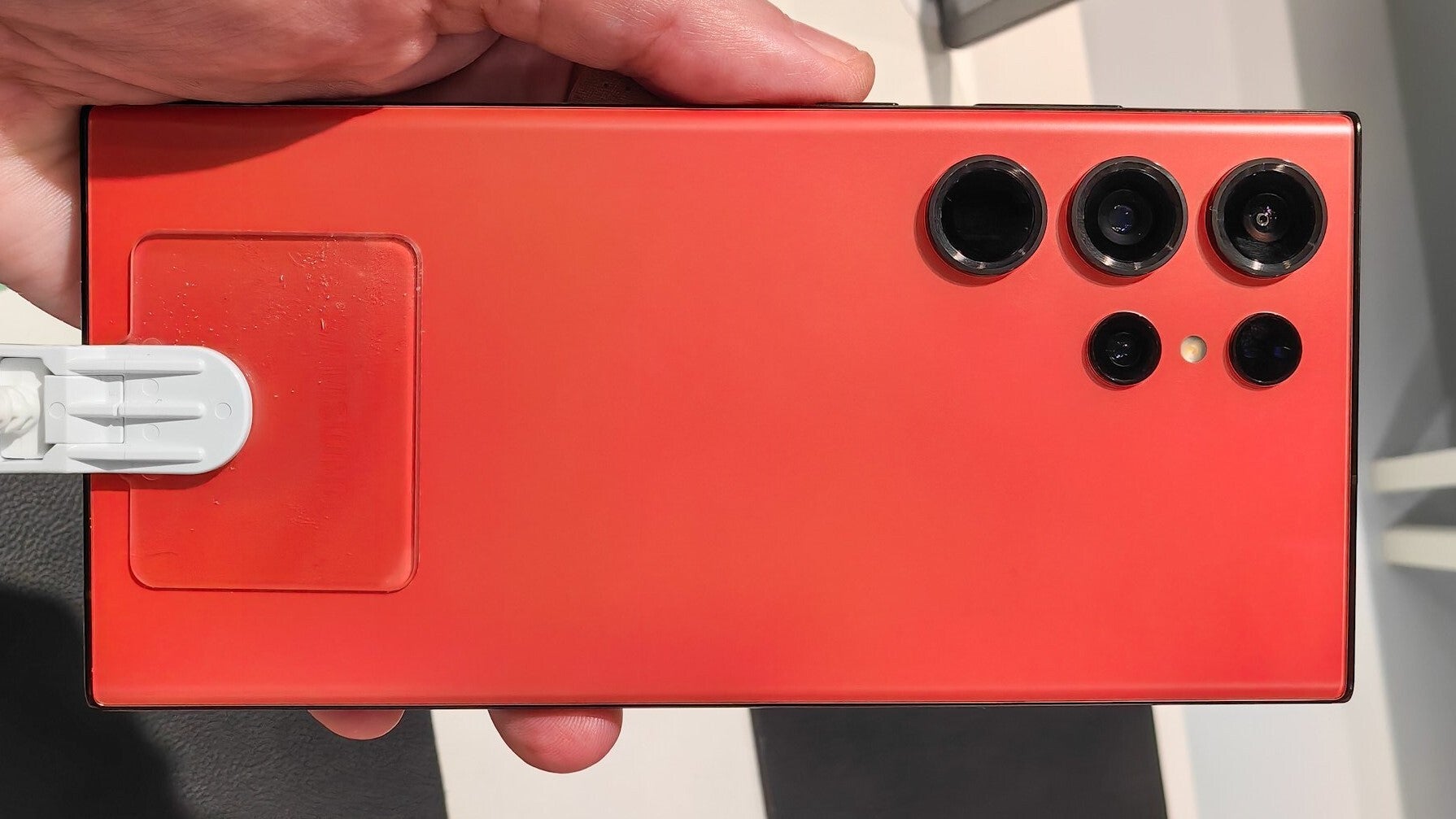 Le Rouge Est La Nouvelle Couleur La Plus En Vogue Du Galaxy S23 Ultra, Mais Il Est Difficile À Trouver.  Merci À Samsung.  - Les Gens Réagissent Au Galaxy S23 Ultra : Content D'Avoir Acheté Le Pixel 6 !  Cela Ressemble À Iphone, Huawei, Sony