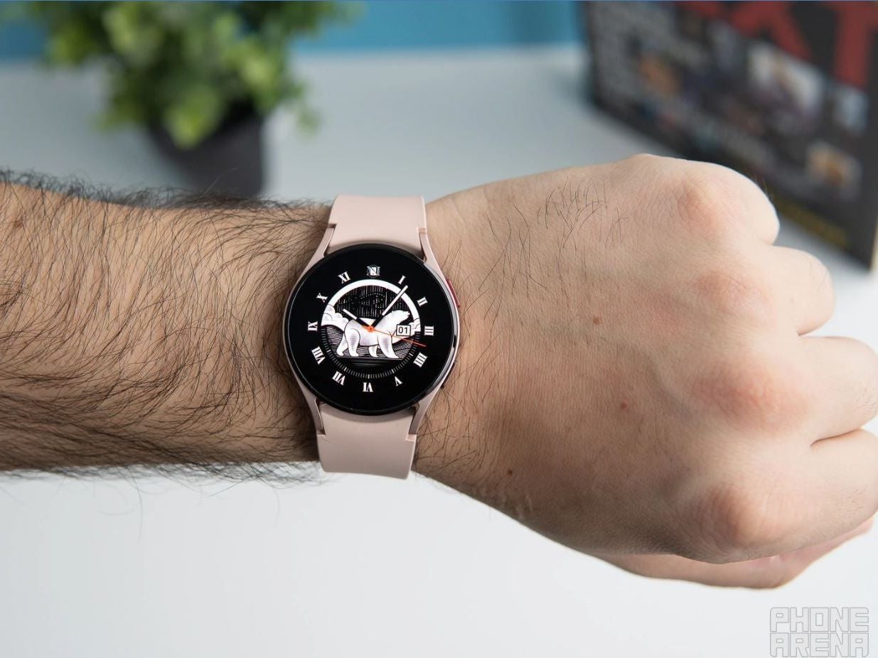 The Galaxy Watch 4 is both comfortable and sporty in design. - Move over, Superman: the Galaxy Watch is here to save lives, as told in these real life stories