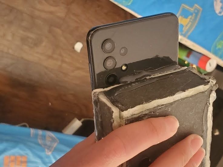 Voilà à quoi ressemble le succès.  - Cette légende a attaché une batterie de 30 000 mAh sur un Samsung Galaxy A53