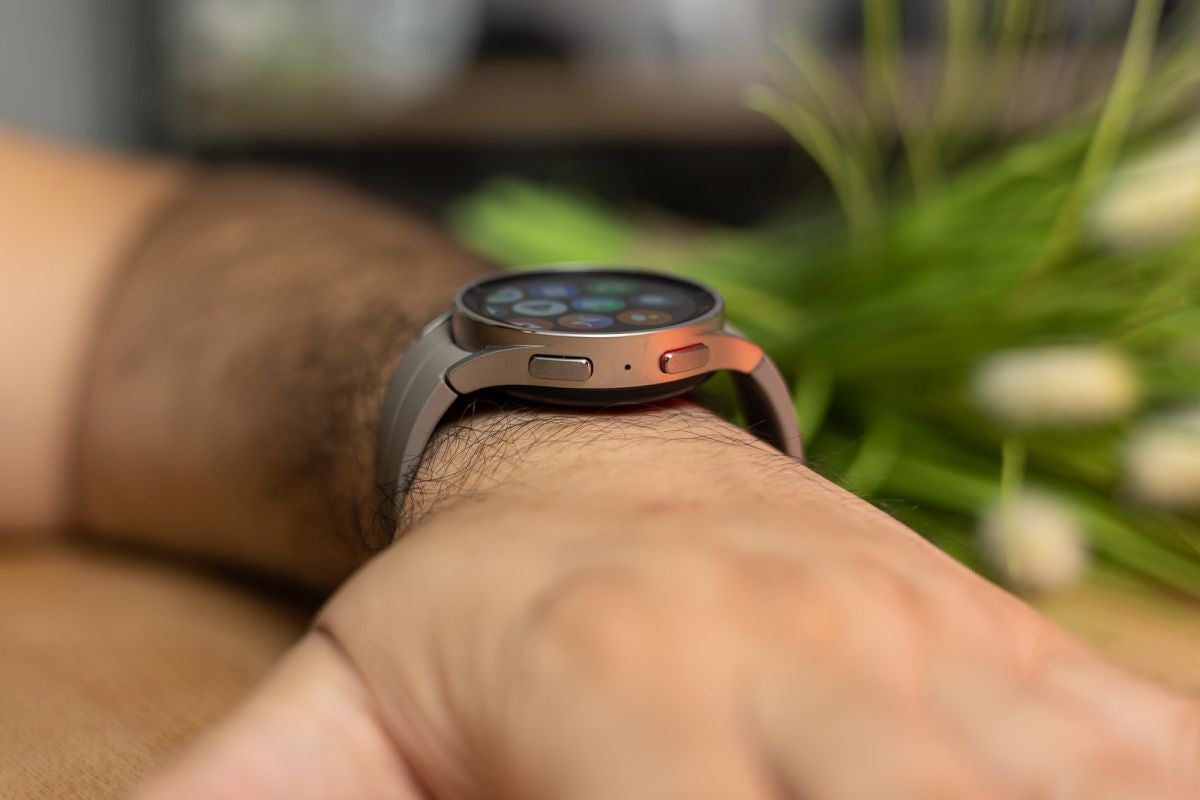 La Galaxy Watch 5 Pro (photo ici) mérite clairement une suite à grosse batterie.  - Ce sont les spécifications de batterie attendues de toute la famille Samsung Galaxy Watch 6