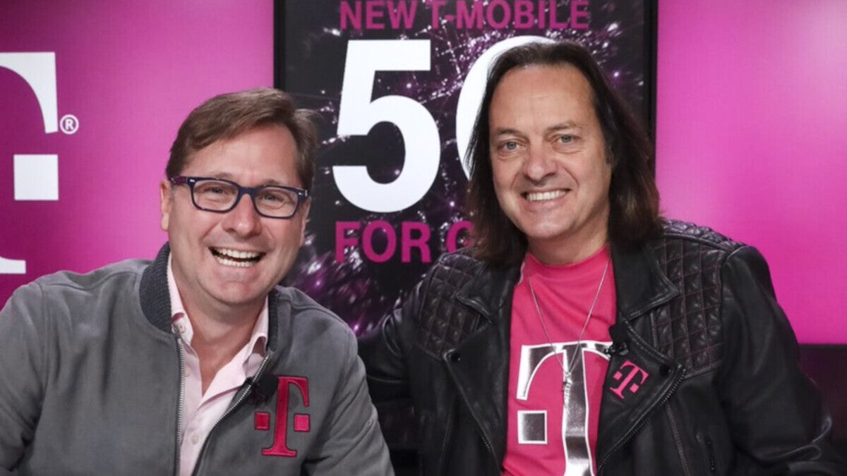 Mevcut T-Mobile CEO'su Mike Sievert Solda, Eski CEO John Legere sağda-T-Mobile, canlı sohbet desteği ile en iyi BM taşıyıcı hareketini yapıyor
