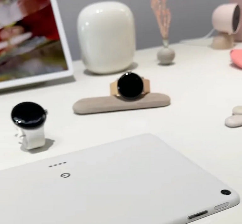 O Pixel Tablet em porcelana com molduras brancas - A superfície do Pixel Tablet sobre uma mesa fotografada em Milão