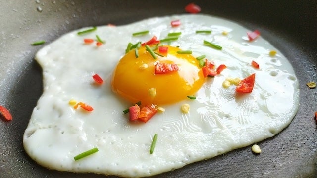 No this egg was not fried on the back of a Pixel 7 Pro - Pixel 6, Pixel 7 battery-draining bug is being fixed by Google&#039;s server-side update