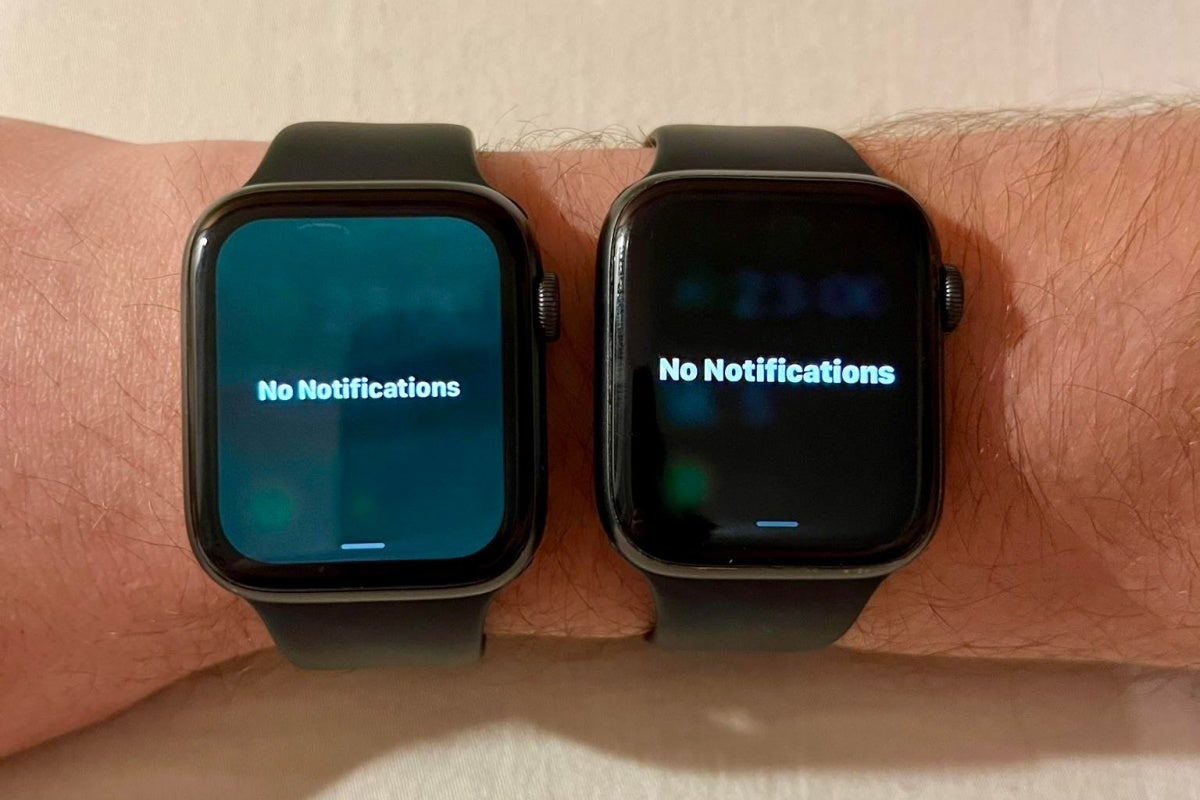 The Apple Watch on the left definitely doesn&#039;t look normal. - The latest watchOS update is making many Apple Watch users see green all of a sudden