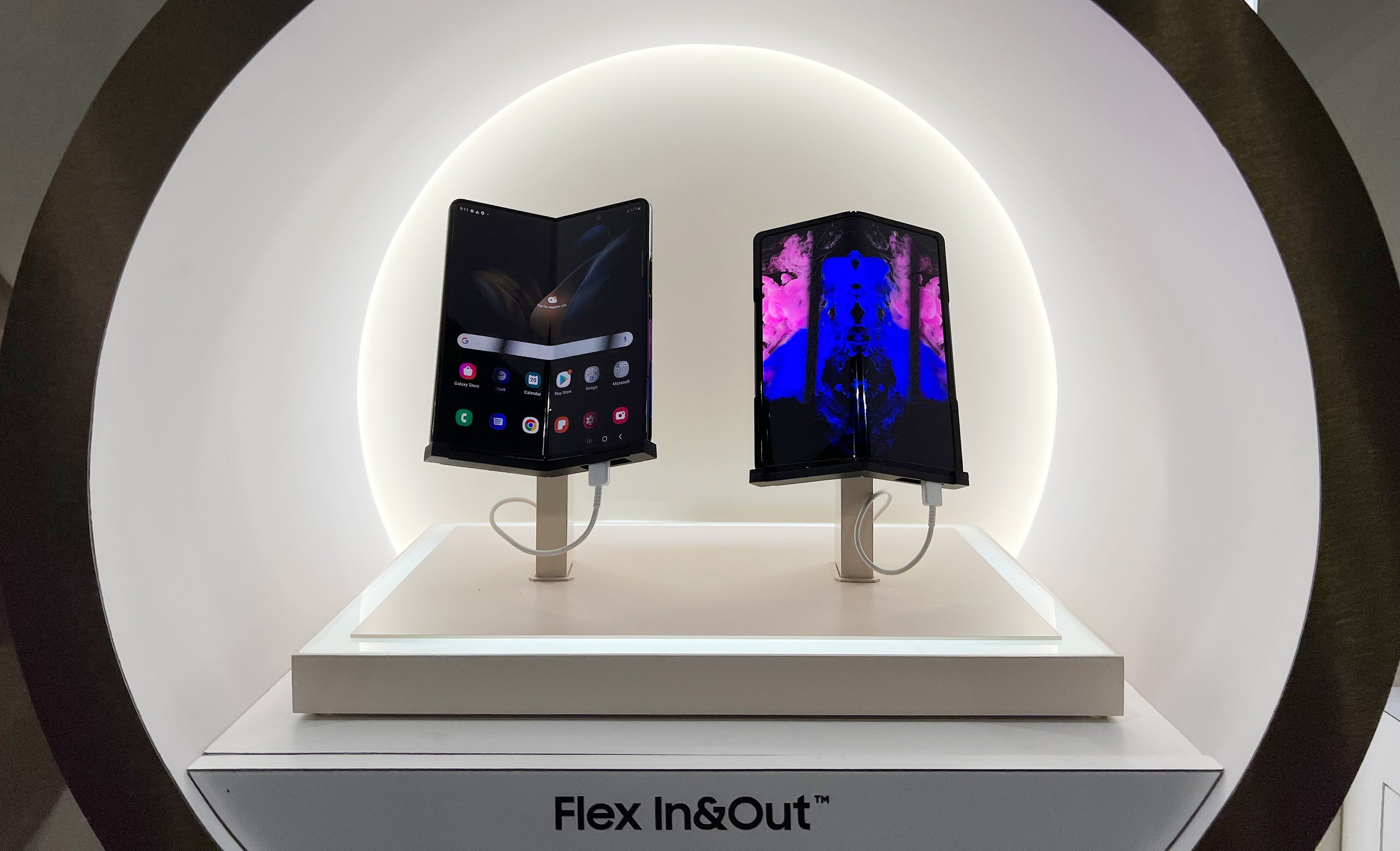 The Flex In &amp;  صفحه نمایش بیرونی می تواند 360 درجه به سمت داخل و خارج تا شود - سامسونگ چندین نمایشگر هیجان انگیز از جمله یکی را که بیش از 5 بار باز می شود نشان می دهد.